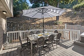 Hidden Oaks Farmhouse by Avantstay Hot Tub, Deck