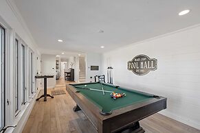 Hidden Oaks Farmhouse by Avantstay Hot Tub, Deck