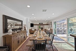 Hidden Oaks Farmhouse by Avantstay Hot Tub, Deck