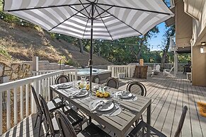 Hidden Oaks Farmhouse by Avantstay Hot Tub, Deck