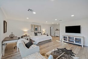 Hidden Oaks Farmhouse by Avantstay Hot Tub, Deck