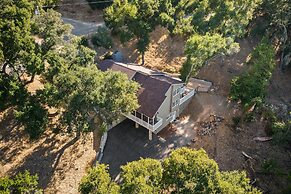 Hidden Oaks Farmhouse by Avantstay Hot Tub, Deck