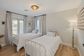 Hidden Oaks Farmhouse by Avantstay Hot Tub, Deck