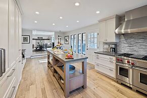 Hidden Oaks Farmhouse by Avantstay Hot Tub, Deck