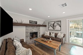 Hidden Oaks Farmhouse by Avantstay Hot Tub, Deck