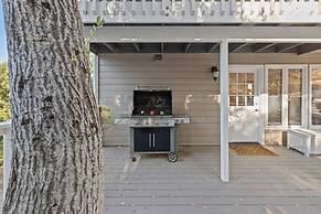 Hidden Oaks Farmhouse by Avantstay Hot Tub, Deck