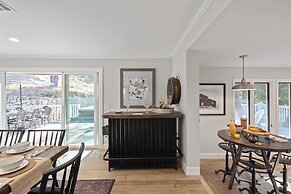 Hidden Oaks Farmhouse by Avantstay Hot Tub, Deck