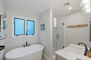 Hidden Oaks Farmhouse by Avantstay Hot Tub, Deck