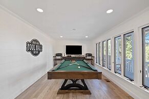 Hidden Oaks Farmhouse by Avantstay Hot Tub, Deck