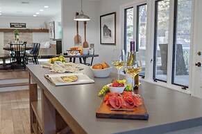 Hidden Oaks Farmhouse by Avantstay Hot Tub, Deck