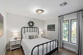 Hidden Oaks Farmhouse by Avantstay Hot Tub, Deck