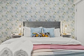 Passyunk Square Spacious 1BR - Huge Deck