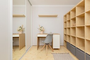 Warsaw Center Apartment by Renters