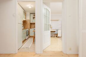 Warsaw Center Apartment by Renters