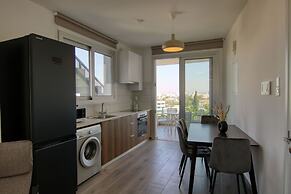 Phaedrus Living Coral Suites Bliss