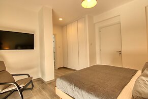 Phaedrus Living Coral Suites Bliss