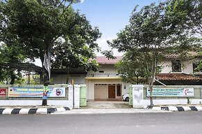 SPOT ON 90744  Alika Homestay