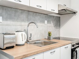 Sanders Home Suites - Cozy Street-view Studio