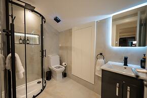 Exquisite 6 Bedroom Luxury Home