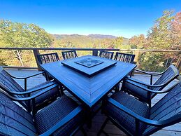 Lazy Bear Lodge 5 Bedroom Cabin by RedAwning