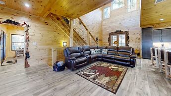 Lazy Bear Lodge 5 Bedroom Cabin by RedAwning