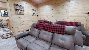 Lazy Bear Lodge 5 Bedroom Cabin by RedAwning