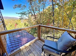 Lazy Bear Lodge 5 Bedroom Cabin by RedAwning