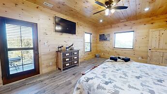 Lazy Bear Lodge 5 Bedroom Cabin by RedAwning