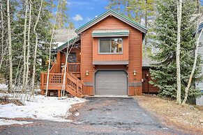 Ski Hill Chalet 3 Bedroom Home by Redawning