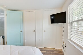 Galveston Vacation Rental: Deck & Central Location