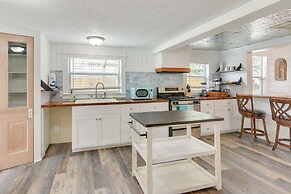 Galveston Vacation Rental: Deck & Central Location