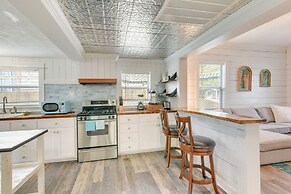 Galveston Vacation Rental: Deck & Central Location