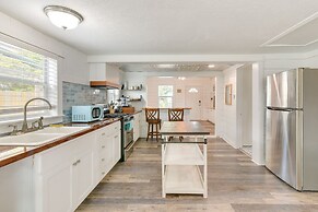 Galveston Vacation Rental: Deck & Central Location