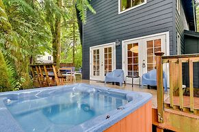 Rhododendron Creekside Cabin w/ Hot Tub & Fire Pit
