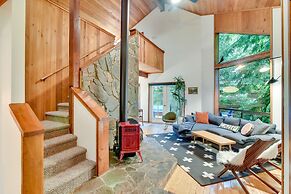 Rhododendron Creekside Cabin w/ Hot Tub & Fire Pit