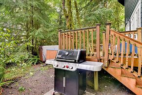 Rhododendron Creekside Cabin w/ Hot Tub & Fire Pit