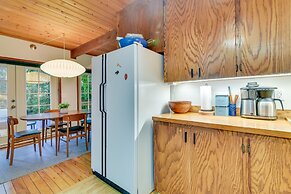 Rhododendron Creekside Cabin w/ Hot Tub & Fire Pit