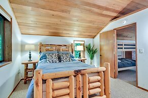 Rhododendron Creekside Cabin w/ Hot Tub & Fire Pit
