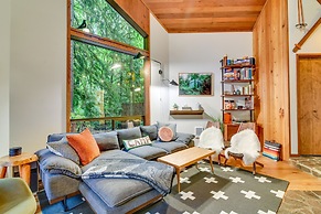 Rhododendron Creekside Cabin w/ Hot Tub & Fire Pit