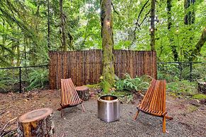 Rhododendron Creekside Cabin w/ Hot Tub & Fire Pit