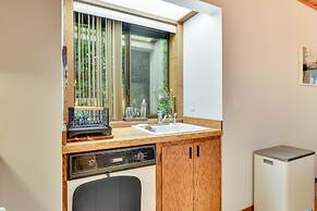 Rhododendron Creekside Cabin w/ Hot Tub & Fire Pit