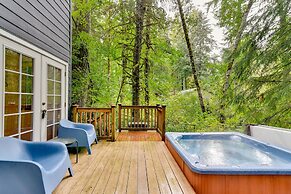 Rhododendron Creekside Cabin w/ Hot Tub & Fire Pit