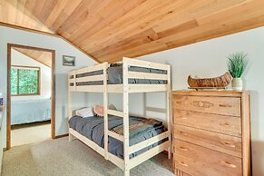 Rhododendron Creekside Cabin w/ Hot Tub & Fire Pit