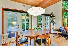 Rhododendron Creekside Cabin w/ Hot Tub & Fire Pit