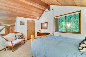 Rhododendron Creekside Cabin w/ Hot Tub & Fire Pit
