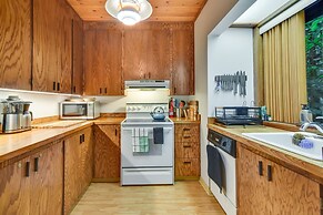 Rhododendron Creekside Cabin w/ Hot Tub & Fire Pit