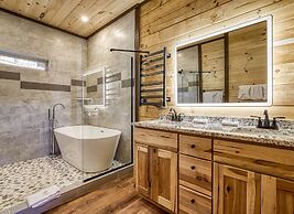 Ern806 - Splashin' Views 2 Bedroom Cabin by RedAwning