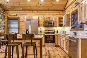 Ern806 - Splashin' Views 2 Bedroom Cabin by RedAwning
