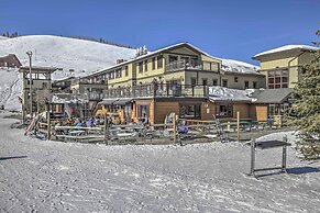 Ski-in/ski-out Granby Townhouse w/ Private Hot Tub