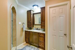 Expansive Texas City Retreat ~ 16 Mi to Galveston!